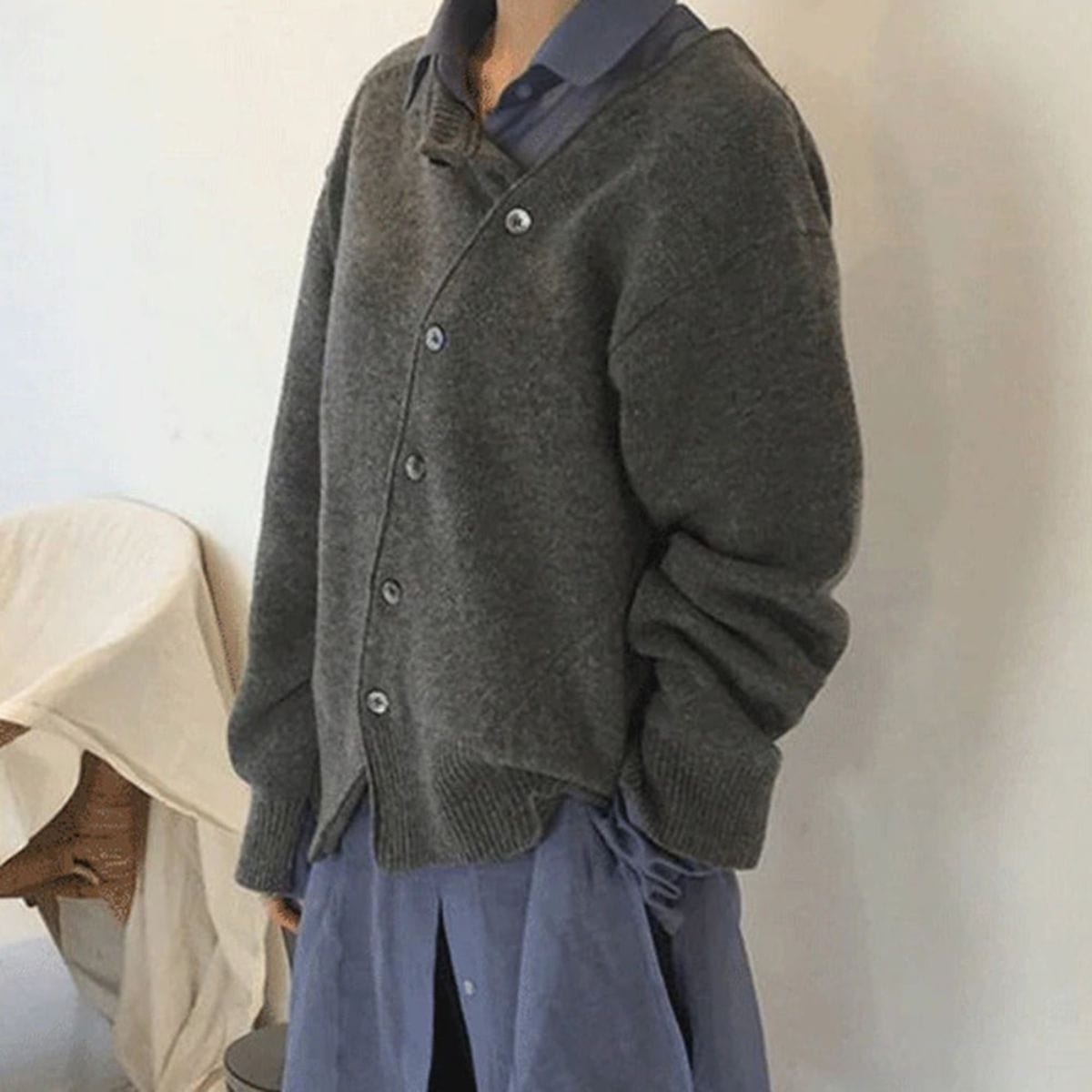 Capysse - Gilet lussuoso in morbido cashmere per donne con dettagli asimmetrici sui bottoni