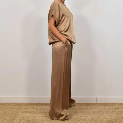 Set lounge elegante per donne con pantaloni larghi e tessuto fluido
