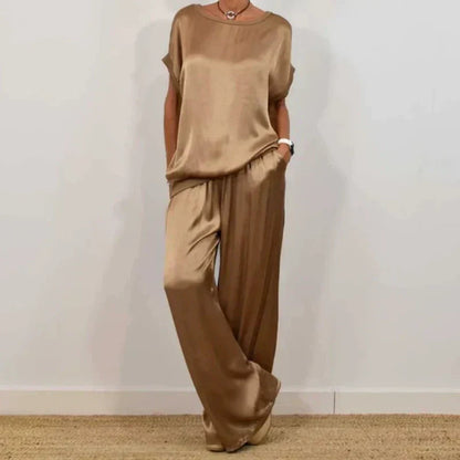 Set lounge elegante per donne con pantaloni larghi e tessuto fluido