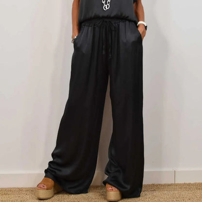 Set lounge elegante per donne con pantaloni larghi e tessuto fluido