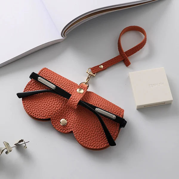 Elegante custodia per occhiali in pelle per donne – Borsa compatta per occhiali da sole con cinturino e protezione