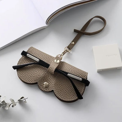 Elegante custodia per occhiali in pelle per donne – Borsa compatta per occhiali da sole con cinturino e protezione