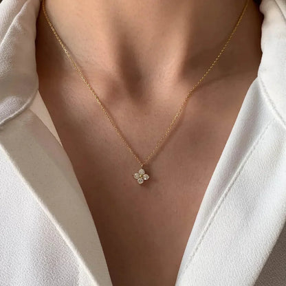 Collana delicata da donna con pendente a fiore e zirconia – Gioielli eleganti